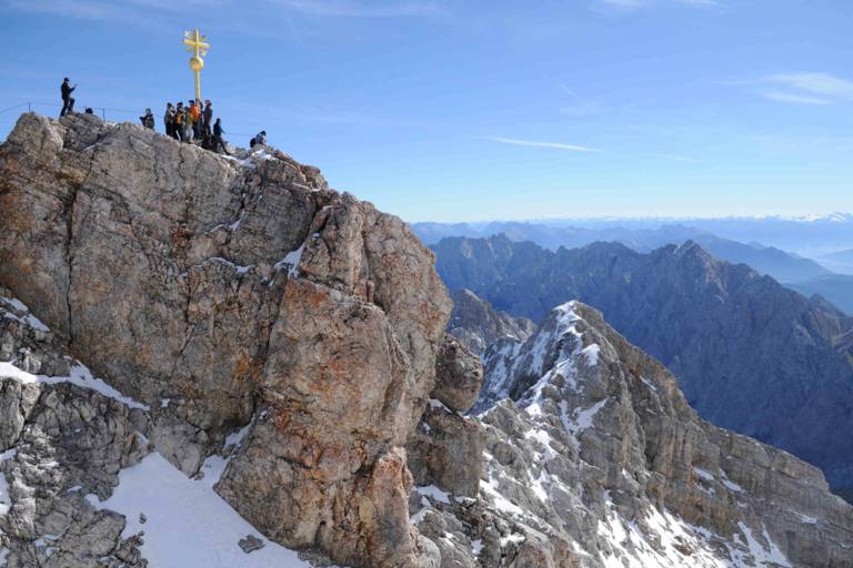 Zugspitze in Bayern bei Sonnenschein.