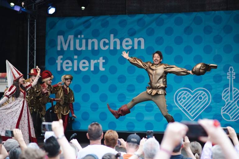 Eine Gruppe als Morisken verkleideter Männer und Frauen tanzt beim Münchner Stadtgeburtstag.