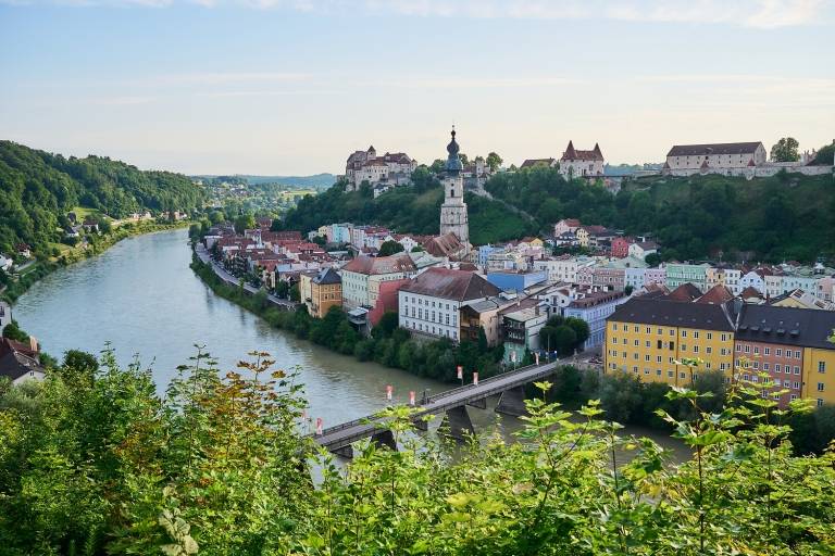 A panorama of Burghausen showing the castle, the old town and the Salzach river