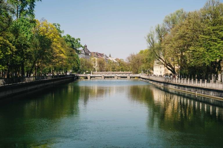 Blick auf die Isar mit Praterinsel in München