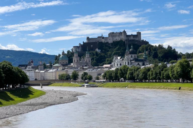 Blick auf die Salzach und die Burg in Salzburg.