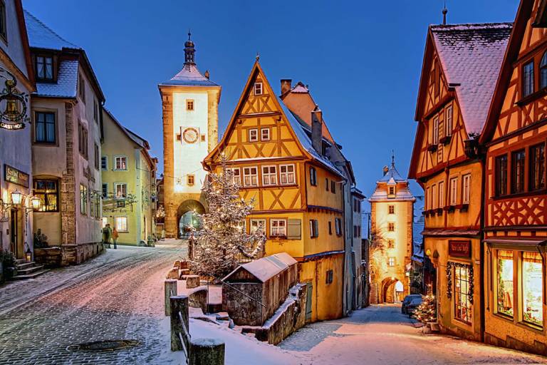 Die verschneite Innenstadt von Rothenburg ob der Tauber im Winter