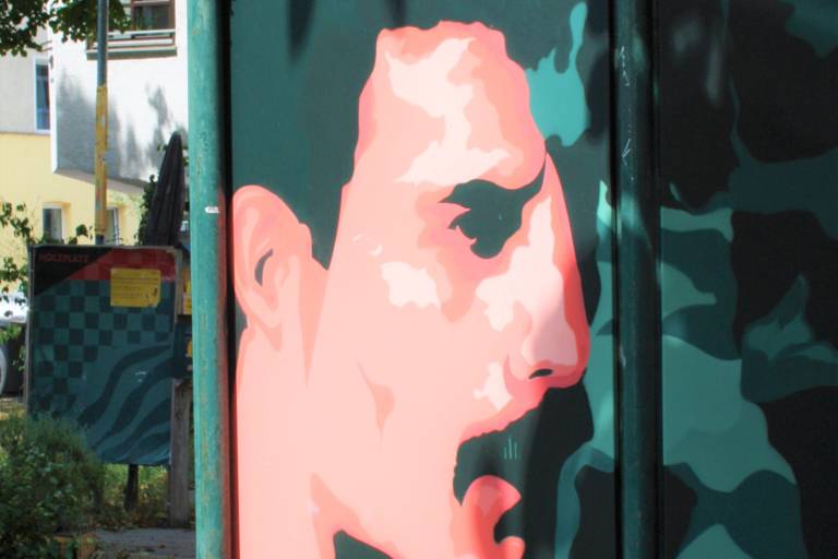 Streetart mit dem Gesicht von Freddie Mercury auf einem Häuschen.