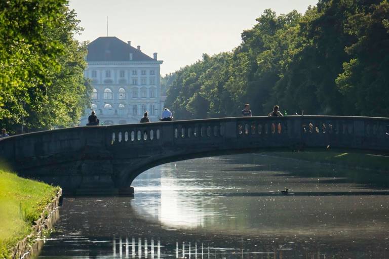 Blick auf das Nymphenburger Schloss über den Kanal und seine Brücke hinweg.