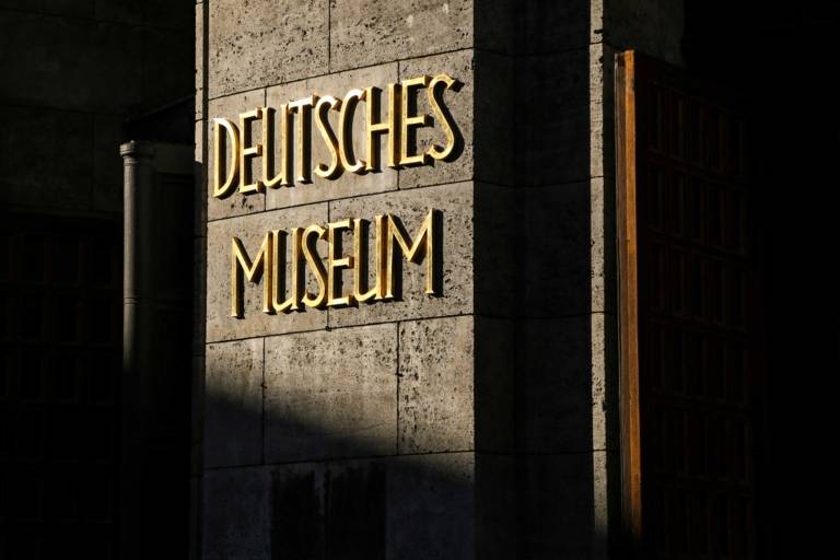 Das Schild am Eingang des Deutschen Museums in München.