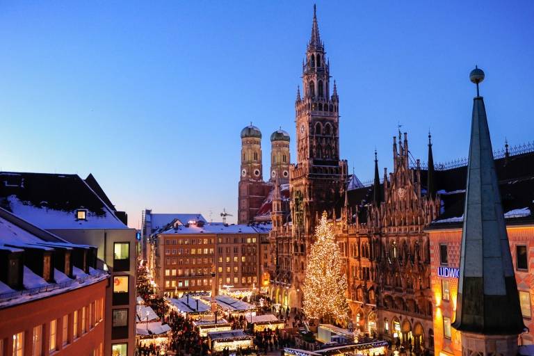 Panoramic view of the Munich Christmas market at Marienplatz.