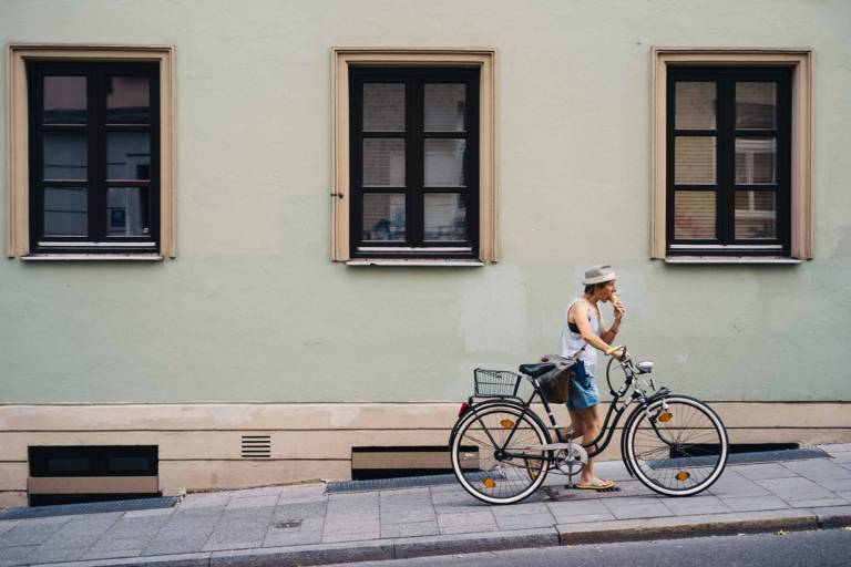 Fahrradfahrer mit Eis im Sommer in München