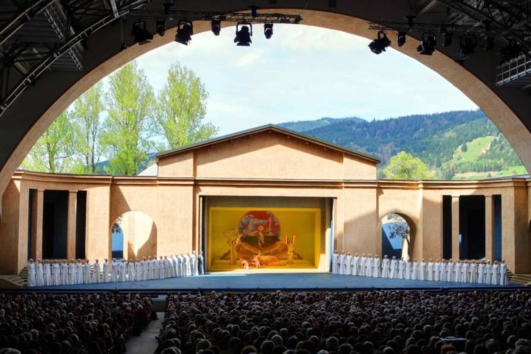 Palco e pubblico della Passione di Oberammergau.