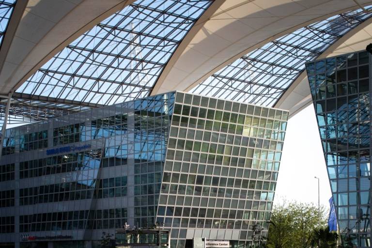 Ein Gebäude mit Glasdach am Münchner Flughafen