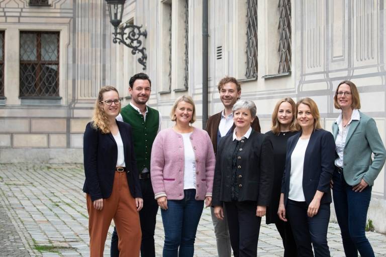 Gruppenfoto der Mitarbeiterinnen und Mitarbeiter von München Tourismus im Hof der Residenz