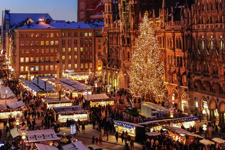 Panoramablick auf den Münchner Weihnachtsmarkt am Marienplatz.