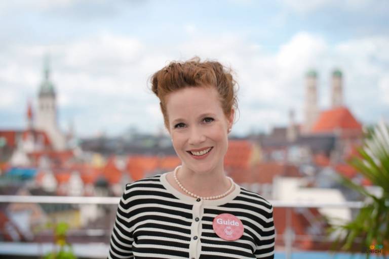 Die offizielle Gästeführerin Sabrina Ehehalt steht auf der Dachterrasse des Hotels Bayerischer Hof.