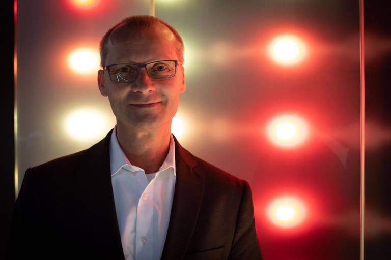 Portrait vor Lichtinstallation.