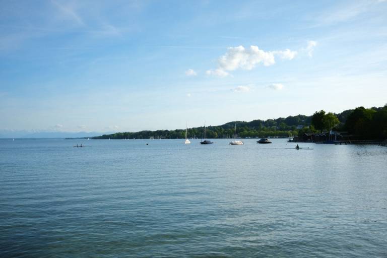 Blick auf den Starnberger See an einem Sommerabend.