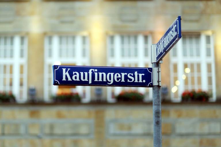 Zwei Straßenschilder in München, die die Ecke Kaufingerstraße und Liebfrauenstraße markieren.