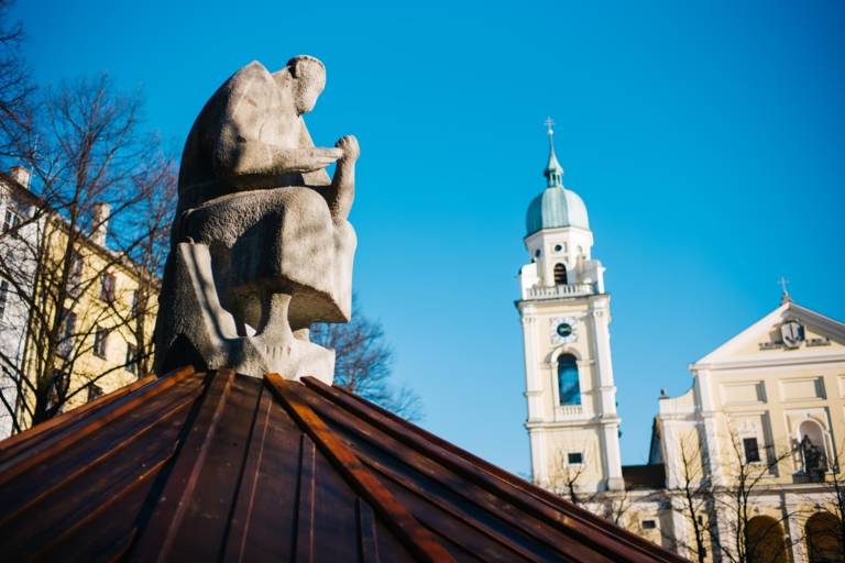 Eine Statue und eine Kirche am Josephsplatz in der Maxvorstadt in München