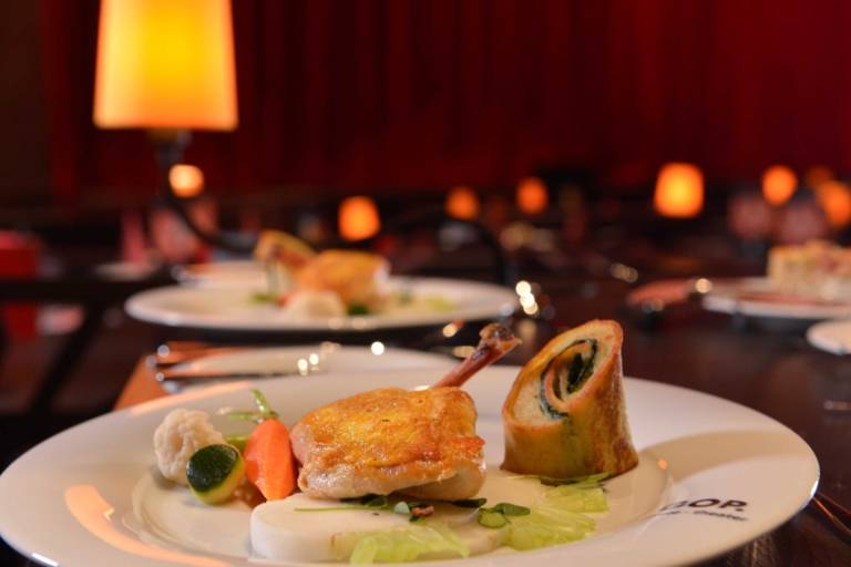 Il piatto principale del menu al GOP Varieté Theater di Monaco.