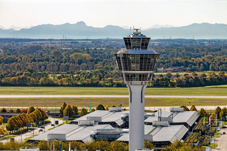 Tower am Flughafen München, im Hintergrund die Alpen