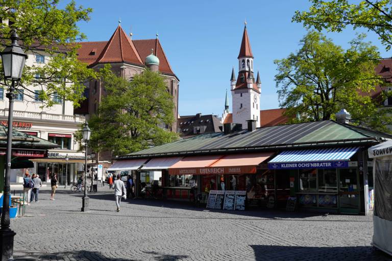 Der Viktualienmarkt in München an einem Sommertag. Im Hintergrund der Turm des Alten Rathauses