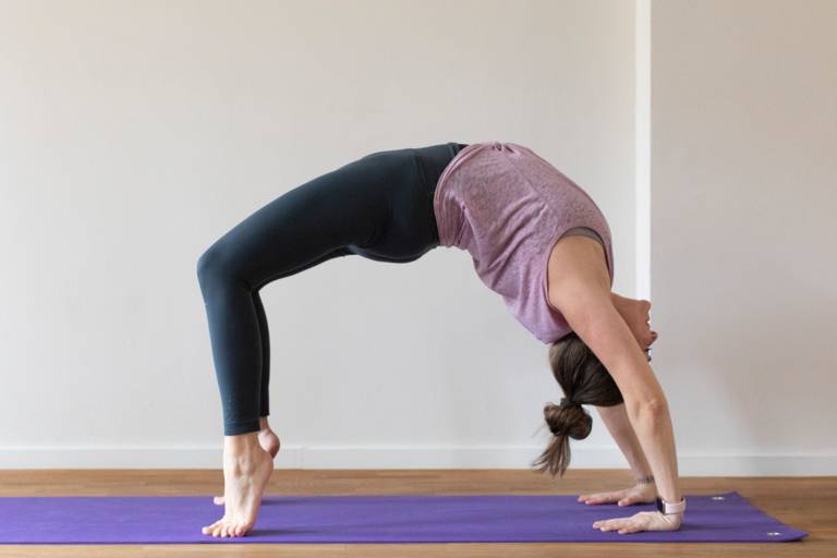Die Münchner Yogalehrerin Sandra Zavaglia in der Yoga-Position "Donnersberger Brücke"