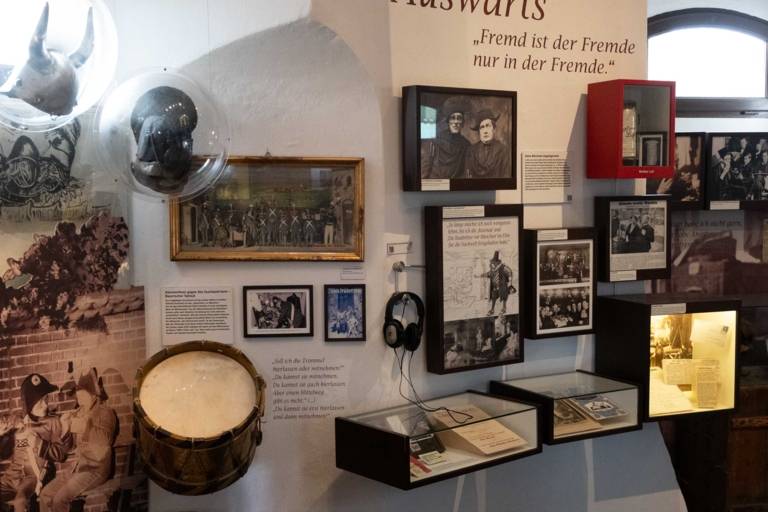 Einblick in die Dauerausstellung zu Karl Valentin mit unterschiedlichen Gegenständen, Objekten und Tonaufnahmen.
