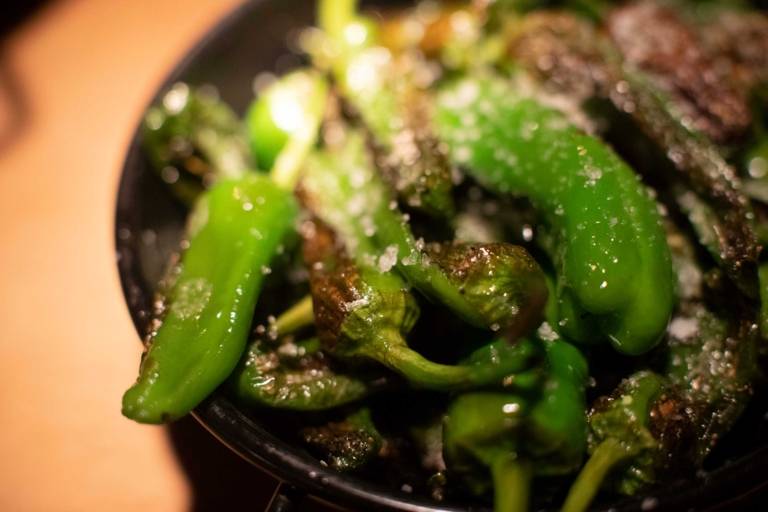 Ein veganes Gericht mit grünen Paprikaschoten und Salz im Restaurant Blitz in München.