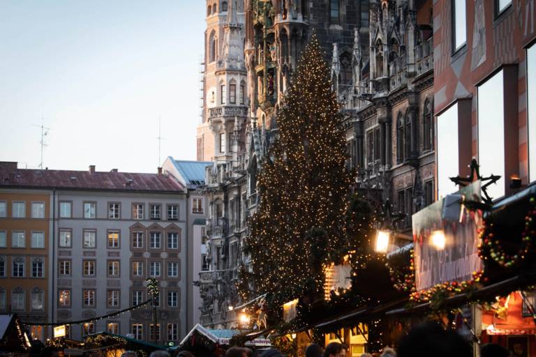 Blick auf den großen Weihnachtsbaum auf dem Christkindlmarkt am Marienplatz in München