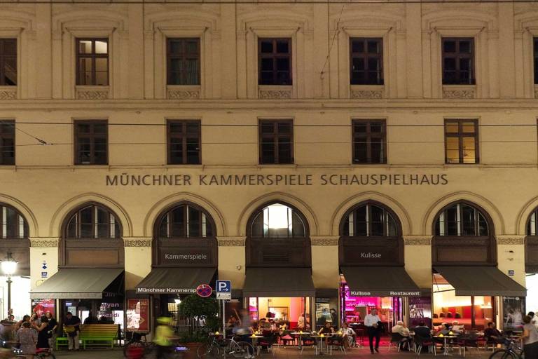 Blick auf das Schauspielhaus der Münchner Kammerspiele in der Maximilianstraße bei Nacht.