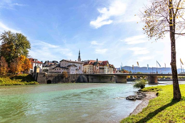 Der Kurort Bad Tölz von der Isar aus aufgenommen.