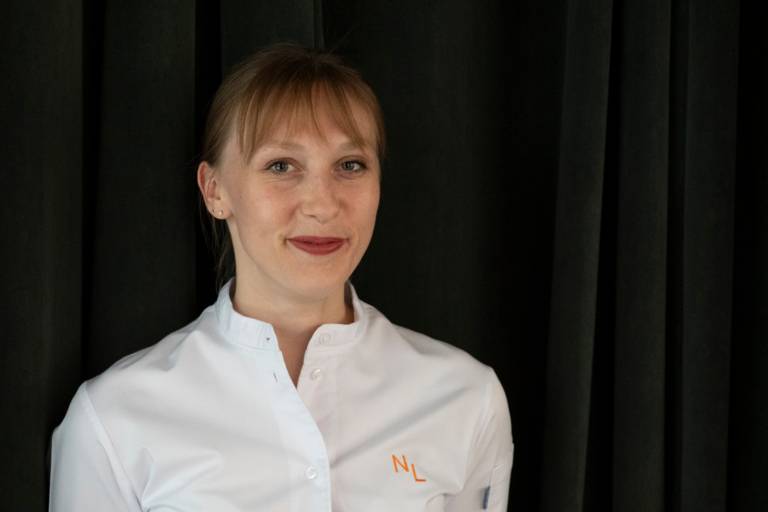 Die Sterneköchin Nathalie Leblond im Porträt mit ihrer weißen Kochjacke an