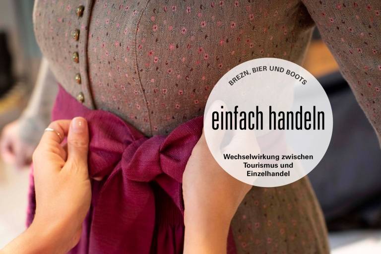 Ein Dirndl mit einer roten Schleife.