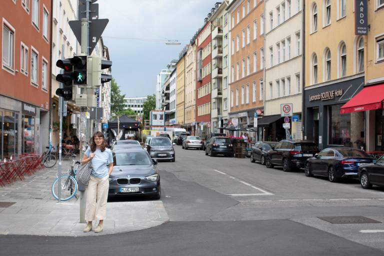 Eine Frau steht an der Ampel in der Theresienstraße