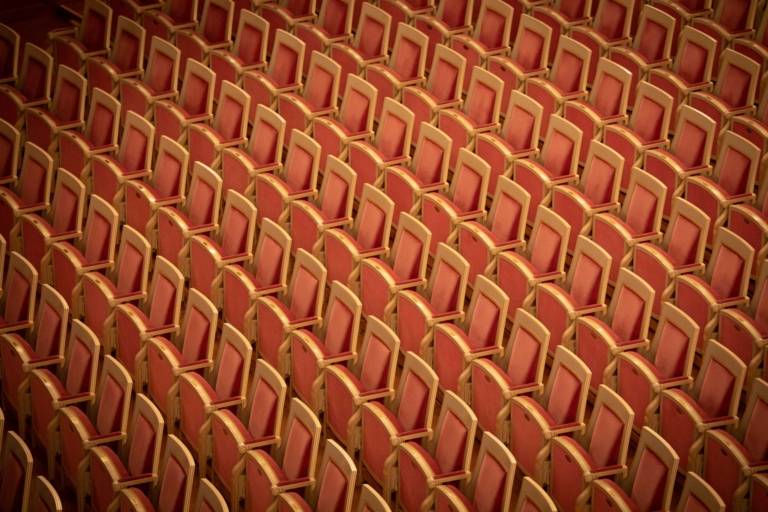 Die roten Sitze im Zuschauerraum des Nationaltheaters in München