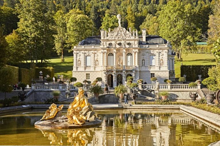 Das kleine, im französischen Stil erbaute Lustschloss Linderhof im Hintergrund, im Vordergrund das angelegte Bassin mit Flora-Brunnen.