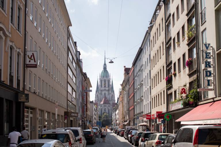 Der Blick durch die Landwehrstraße auf die St. Paul Kirche