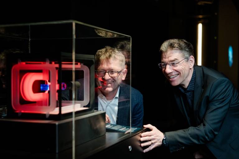 The Director General of the Deutsches Museum, Prof. Decker (right), and the CEO of UnternehmerTum GmbH, Prof. Schönenberger, are examining a quantum computer in the Deutsches Museum’s Future Box.