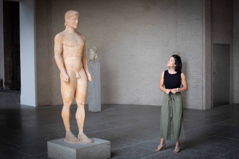Personal Trainerin Alexandra Horn steht vor einer Skulptur in der Glyptothek in München.