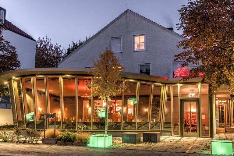 Blick auf das Metropoltheater am Abend in München.