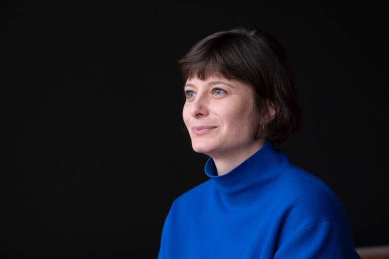 Author Annegret Liepold wears a blue turtleneck jumper and a short haircut and smiles.