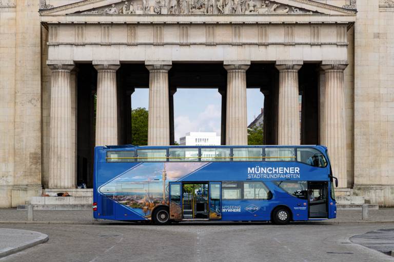 Ein blauer Doppeldeckerbus für Touristen vor dem Königsplatz.